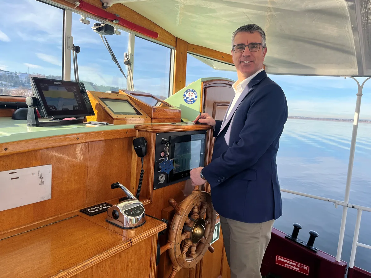 Gianluca Di Modica möchte die SGG längerfristig in ruhigere Gewässer führen. (Archiv) Ein Mann in blauem Jackett steht am Steuer eines Schiffs.